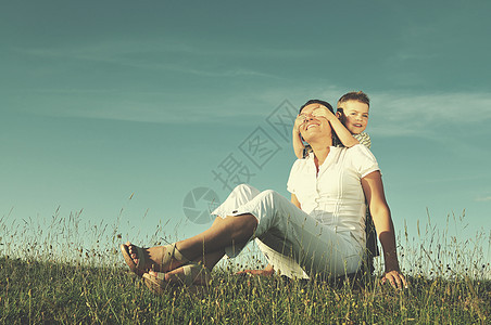 户外妇女儿童天空女性喜悦草地童年家庭微笑儿子健康成人图片