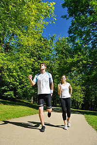 情侣慢跑男生训练慢跑者公园女士身体成人运动跑步男性图片
