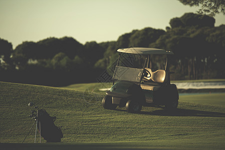 课程中高尔夫袋娱乐爱好乐趣场地高尔夫球球道日落运动闲暇活动图片