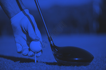 高尔夫球手打球推杆玩家力量球座运动草地蓝色男人课程娱乐图片