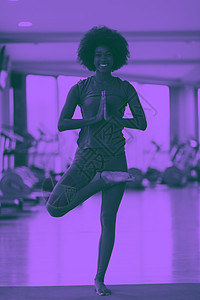 非裔美国妇女在健身房练瑜伽运动女孩数字身体女士衣服打底裤微笑姿势运动装图片