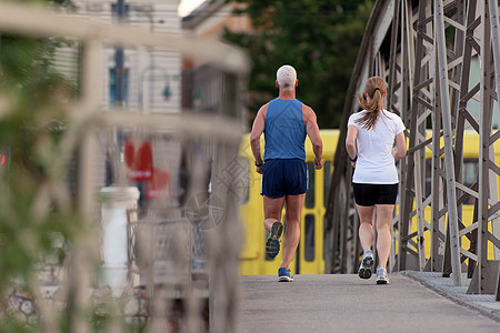 情侣慢跑训练成人公园慢跑者男人女性锻炼运动夫妻跑步者图片