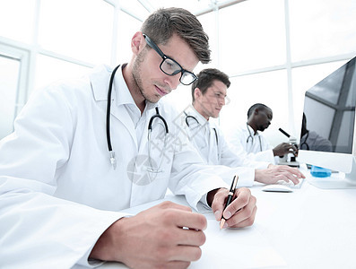 坐在实验室表的科学家组成员名单办公室药品化学团体专家实验窗户公式科学家们保健图片