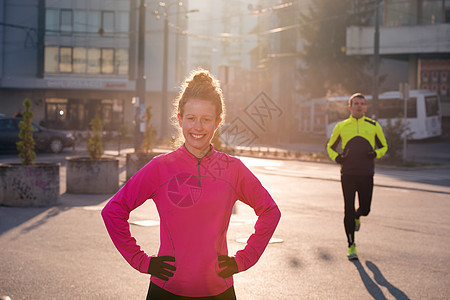 女人在早晨慢跑前伸展跑步女孩赛跑者公园娱乐运动女士运动员城市训练图片
