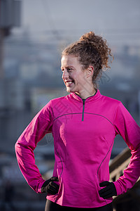女人在早晨慢跑前伸展城市女性身体赛跑者训练跑步成人女士娱乐慢跑者图片
