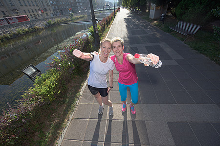 女性朋友慢跑活动金发闲暇行动动机赛跑者娱乐女孩训练成人图片