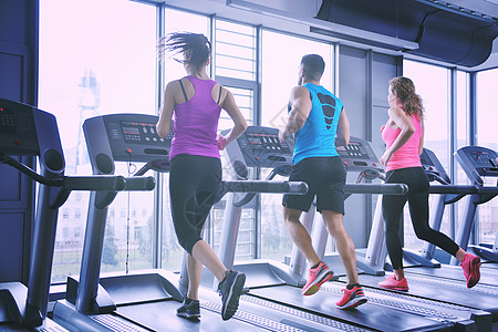 一群人在跑步机上奔跑锻炼赛跑者女孩训练朋友们俱乐部运动团体跑步体育馆图片