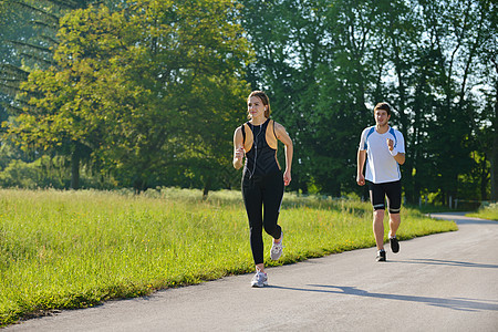 年轻夫妇早上慢跑生活运动员训练成人娱乐慢跑者公园赛跑者女性跑步图片