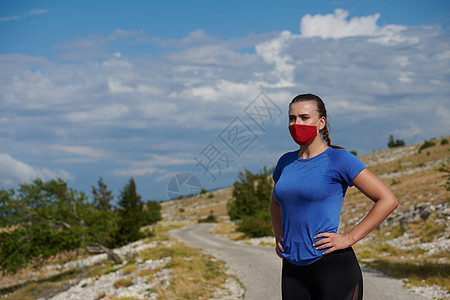 跑完后 戴有保护面罩的妇女可以放松有氧运动女性跑步慢跑者训练面具运动员口罩农村运动装图片