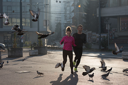 年轻夫妇慢跑朋友们慢跑者运动员运动训练跑步女孩城市女士女性图片