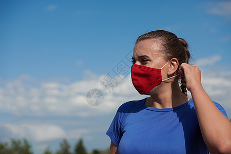 跑完后 戴有保护面罩的妇女可以放松女孩赛跑者有氧运动运动装封锁农村跑步口罩运动员训练图片