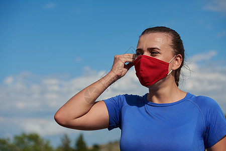 跑完后 戴有保护面罩的妇女可以放松女性农村口罩女士踪迹运动装封锁训练跑步赛跑者图片