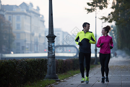 年轻夫妇慢跑公园女孩女士跑步赛跑者女性男人太阳慢跑者运动员图片