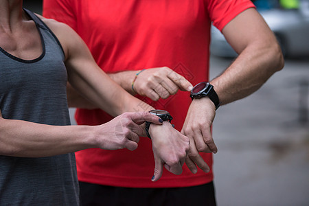 使用智能手表的体育夫妇男人减肥有氧运动训练技术赛跑者公园慢跑者力量运动装图片