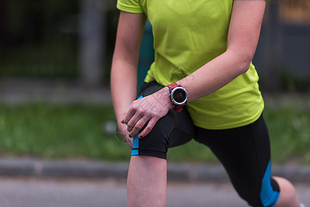 女跑者在上午训练前升温和伸展有氧运动女孩森林运动员公园城市跑步女性女士慢跑者图片