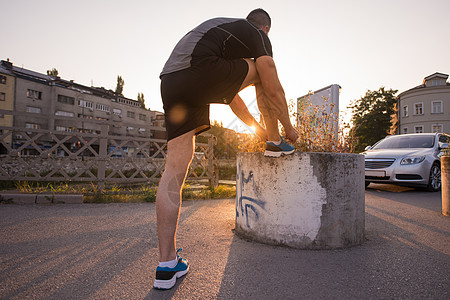 男子系着跑鞋带城市男人运动员沥青鞋带有氧运动太阳鞋类运动鞋跑步图片