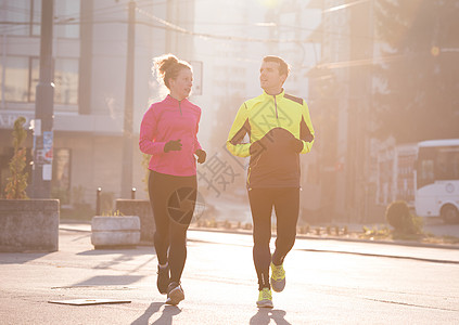 年轻夫妇慢跑女性闲暇慢跑者公园城市耀斑赛跑者夫妻潮人跑步者图片