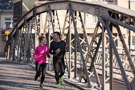 年轻夫妇慢跑男人慢跑者女孩训练卷曲赛跑者运动跑步公园女士图片