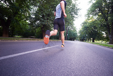 男子慢跑活动身体跑步耀斑慢跑者训练成人阳光公园赛跑者图片