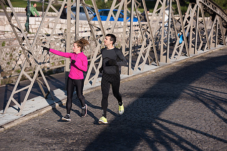 年轻夫妇慢跑男性跑步赛跑者女性运动慢跑者女士潮人运动员太阳图片