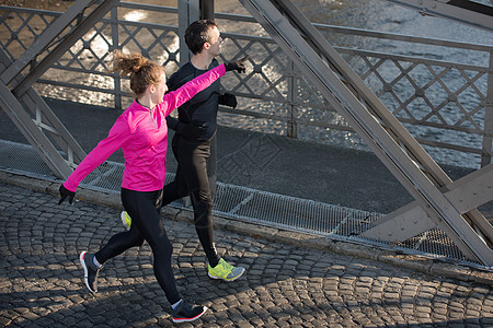 年轻夫妇慢跑赛跑者运动女士运动员训练夫妻女性跑步者潮人慢跑者图片