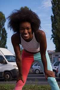 运动的非洲年轻女子户外跑步的肖像享受女士女性运动装慢跑者成人训练运动员身体赛跑者图片