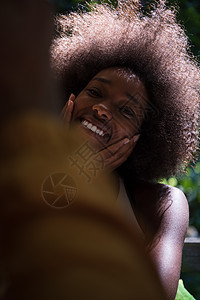 一位美丽的非洲年轻女性的近距离肖像 笑着仰望着她成人女士卷曲女孩晴天幸福乐趣享受自由头发图片