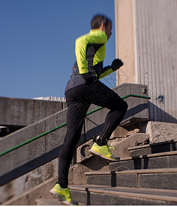 男人在台阶上慢跑城市闲暇训练街道慢跑者耐力运动速度活动男性图片