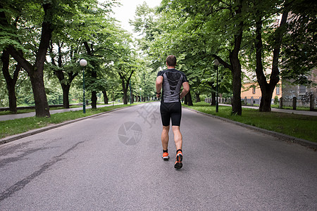 为马拉松培训男性跑步男子有氧运动耐力行动短裤训练森林锻炼赛跑者活动公园背景图片