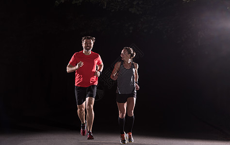 夜间训练的跑者队跑步跑步者身体男性竞赛赛跑者公园男人成人健康图片