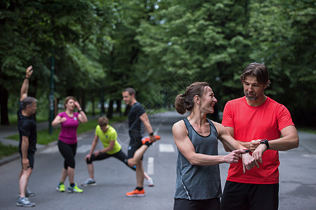 使用智能手表的体育夫妇力量跑步有氧运动减肥训练赛跑者公园运动城市技术图片
