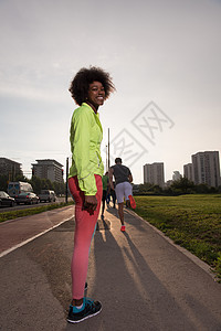 运动的非洲年轻女子户外跑步的肖像公园慢跑者慢跑女性娱乐城市赛跑者微笑运动员运动装图片