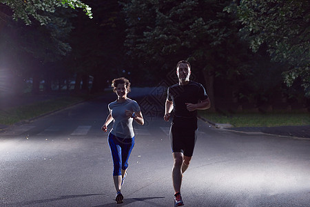 夫妇在清晨慢跑女孩运动员公园女士朋友们赛跑者训练跑步男人娱乐背景图片