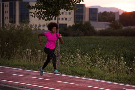 一名非洲裔美国年轻女子在户外慢跑女士闲暇女性微笑运动员成人运动装城市身体娱乐图片