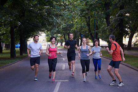 人群慢跑竞赛跑步公园太阳赛跑者女性训练慢跑者成人跑步者图片