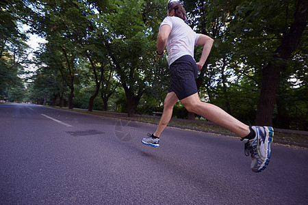 男子慢跑阳光赛跑者街道公园训练成人运动员锻炼跑步运动图片
