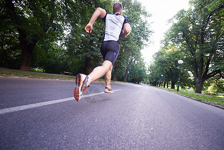 男子慢跑运动活动身体慢跑者阳光跑步成人晴天公园训练图片