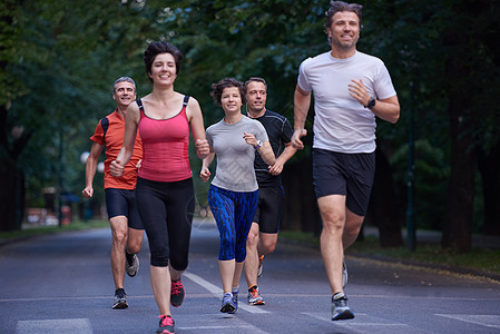 人群慢跑公园竞赛运动朋友们女士跑步训练运动员街道女孩图片