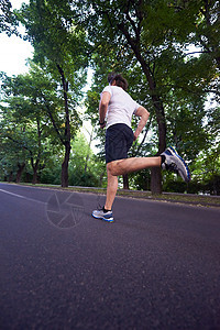 男子慢跑耀斑慢跑者公园成人跑步锻炼活动晴天运动员街道图片