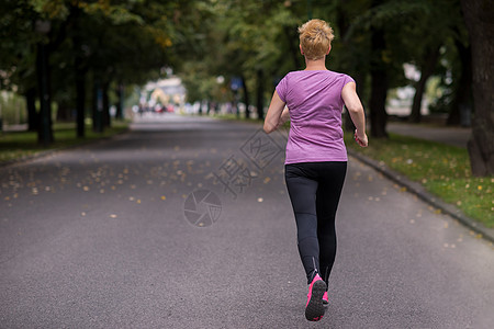 参加马拉松运动赛跑的女性运动员培训训练热情活力慢跑者活动耐力娱乐城市速度森林图片