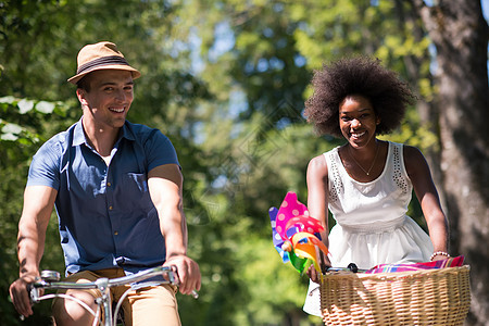 具有自然骑自行车的多种族年轻夫妇朋友们女士农村天空男人城市活动运动娱乐男生图片