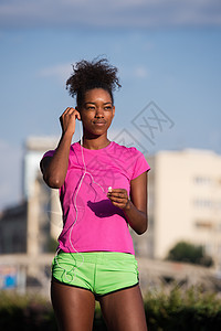 年轻非洲裔美国女性户外跑步闲暇公园赛跑者城市慢跑身体运动衣服训练成人图片