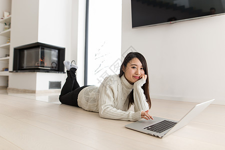 使用笔记本电脑在地板上工作的亚洲青年妇女地面冲浪技术女性成人客厅房间幸福公寓微笑图片