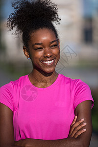 运动的非洲年轻女子户外跑步的肖像娱乐女士公园运动员衣服女性城市慢跑运动装身体图片