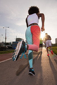 参加慢跑的多种族人口群体运动街道训练损失女士团队朋友们重量活动跑步者图片