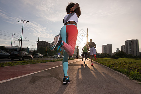 参加慢跑的多种族人口群体竞赛成人运动员运动朋友们团队公园损失街道活动图片