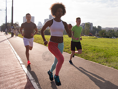 参加慢跑的多种族人口群体训练竞赛男性朋友们重量运动员女孩赛跑者男人活动图片