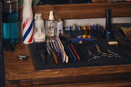 对理发店木架木架上一套专业理发师工具的近视图片