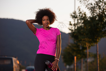一名年轻非洲裔美国女性户外跑动的肖像娱乐享受运动慢跑者闲暇衣服公园训练女士身体图片