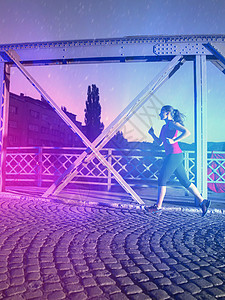 在城中穿过桥的男子慢跑运动运动装运动员赛跑者闲暇肌肉训练短裤动机活力图片